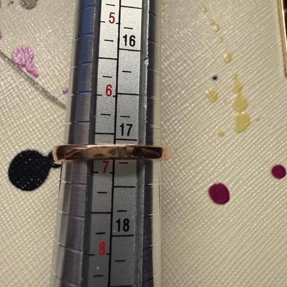 Elegant 10k rose gold emerald and diamond ring - Picture 5 of 10